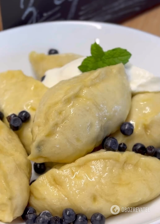 Sweet and puffy: recipe for steamed blueberry varenyky