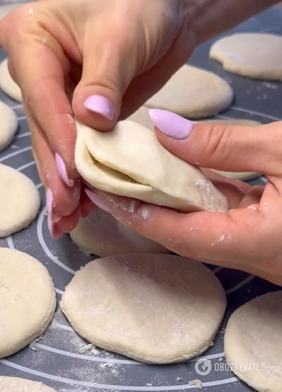 Sweet and puffy: recipe for steamed blueberry varenyky