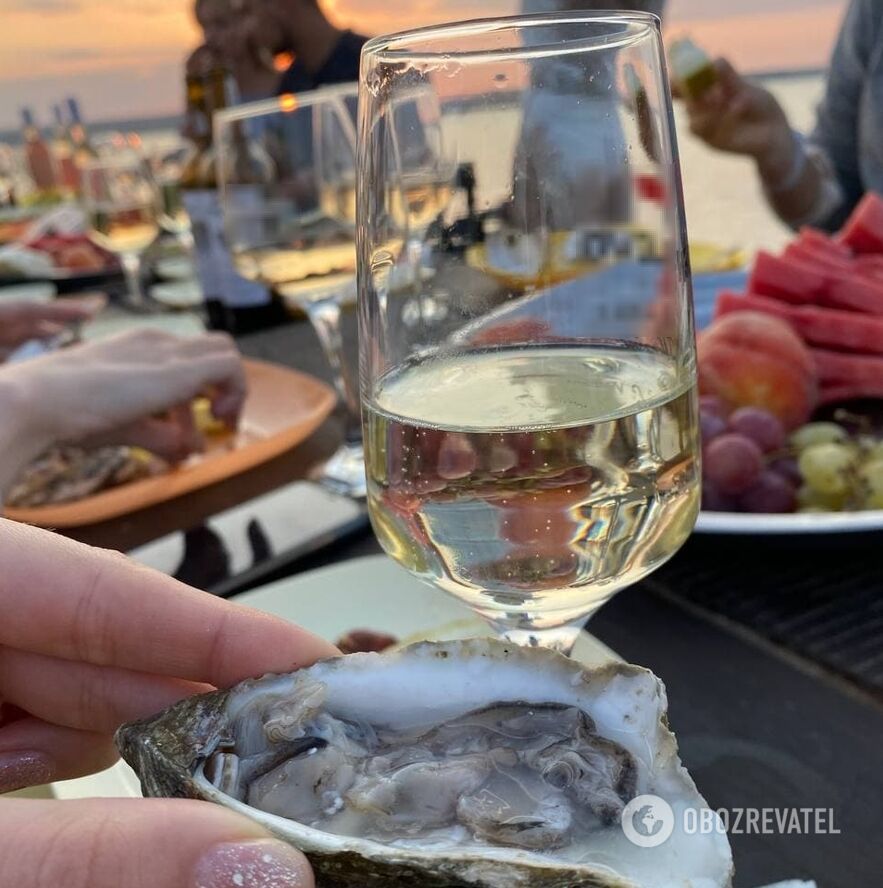 The most ideal combination of oysters is with sparkling wine