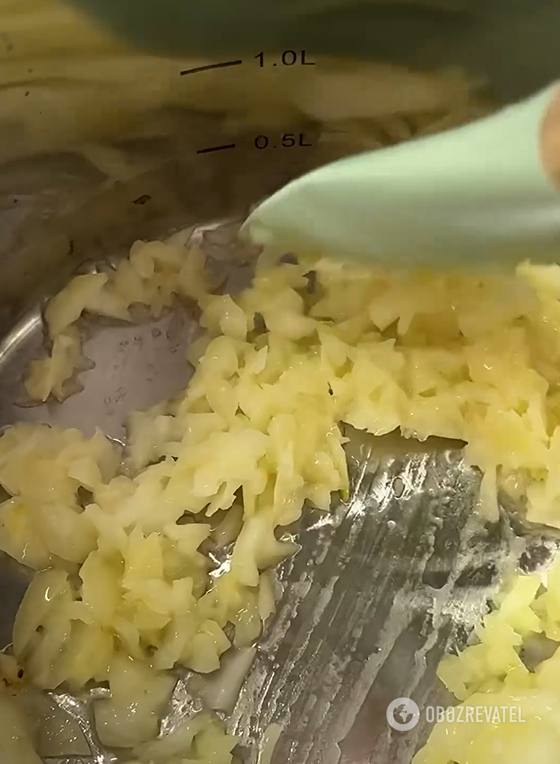 Hearty pancake with mushrooms and cheese: a complete lunch or dinner