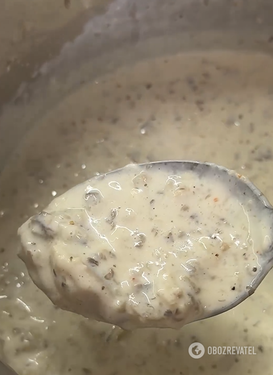 Hearty pancake with mushrooms and cheese: a complete lunch or dinner