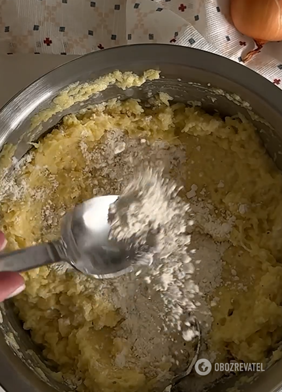 Hearty pancake with mushrooms and cheese: a complete lunch or dinner