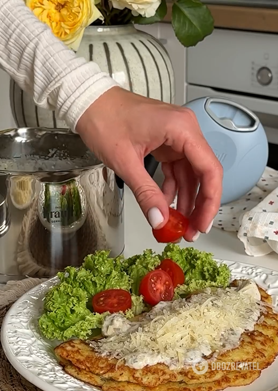 Hearty pancake with mushrooms and cheese: a complete lunch or dinner