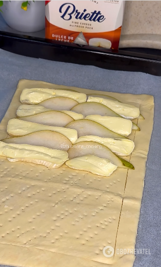 Delicious and simple tart with pear and cheese: how to make puff pastry