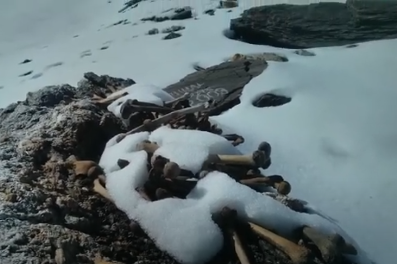 ''Lake of Bones''. Hundreds of human skeletons found in the Himalayas at an altitude of 5000 meters: where did they come from