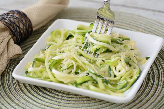 Pickled zucchini with chili peppers: great for barbecue