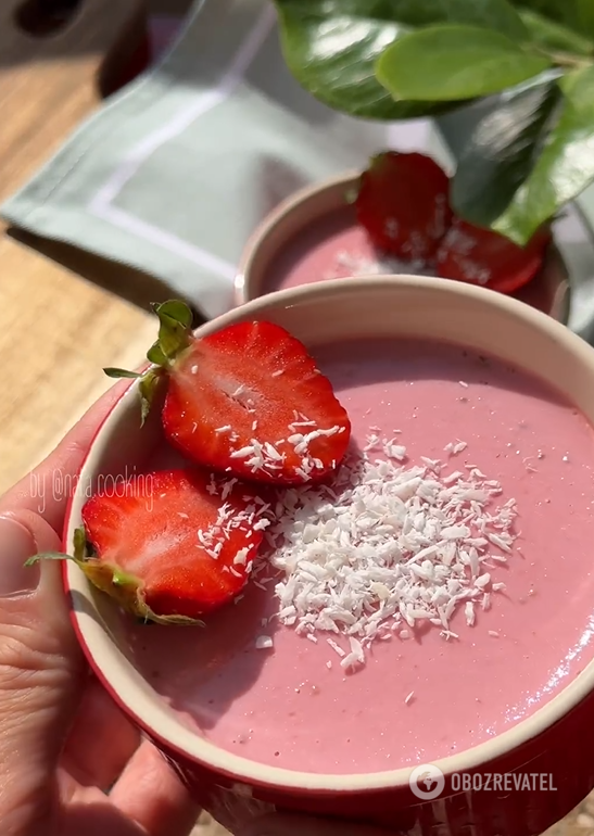 Delicate strawberry soufflé without baking: you need only 5 ingredients