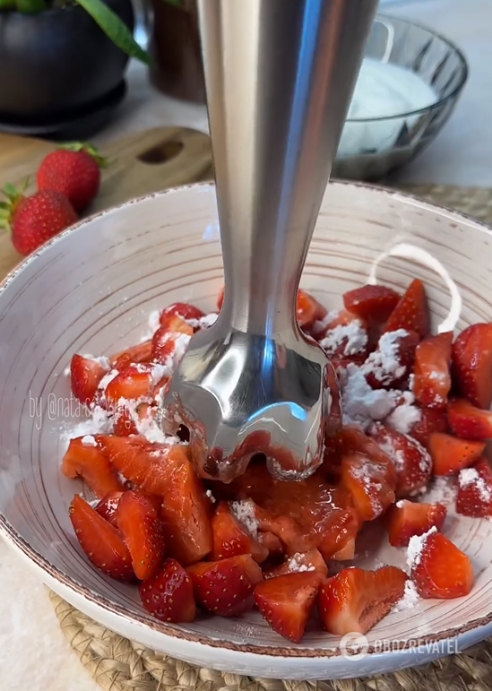 Delicate strawberry soufflé without baking: you need only 5 ingredients