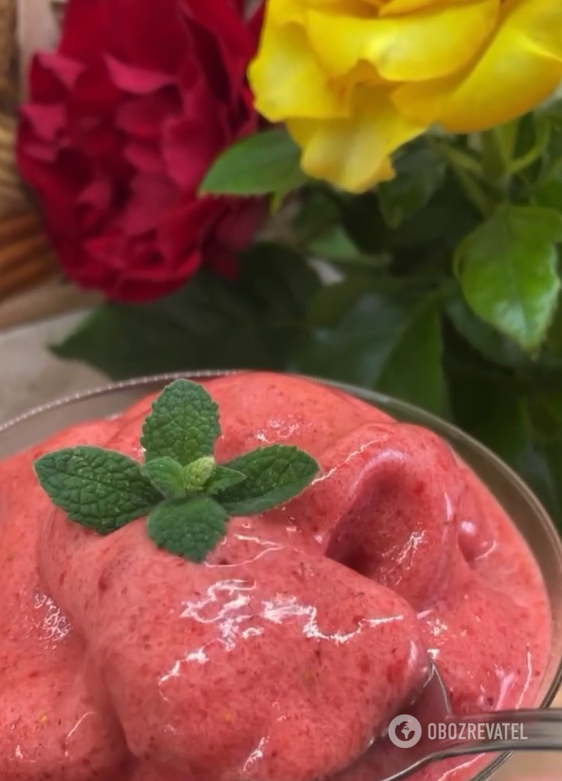 Cool strawberry banana sorbet instead of ice cream: how to make