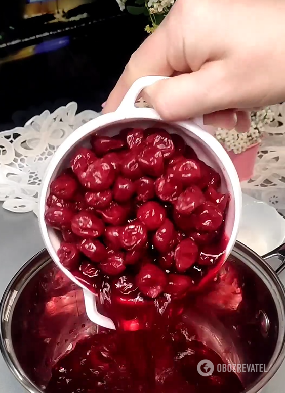 Seasonal jelly dessert with cherries: no baking required