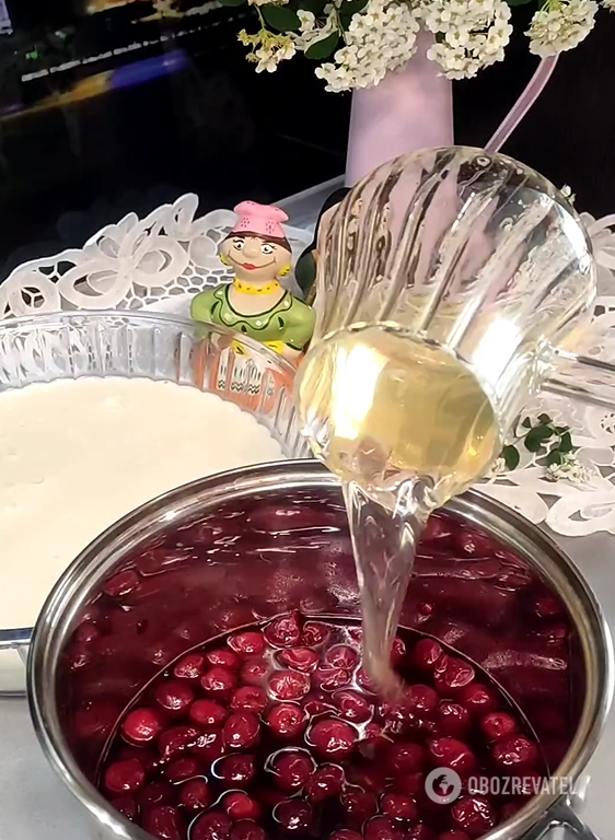 Seasonal jelly dessert with cherries: no baking required