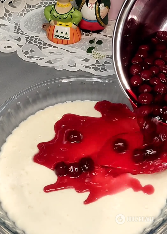 Seasonal jelly dessert with cherries: no baking required