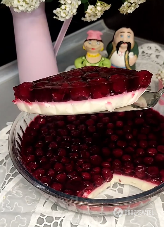 Seasonal jelly dessert with cherries: no baking required