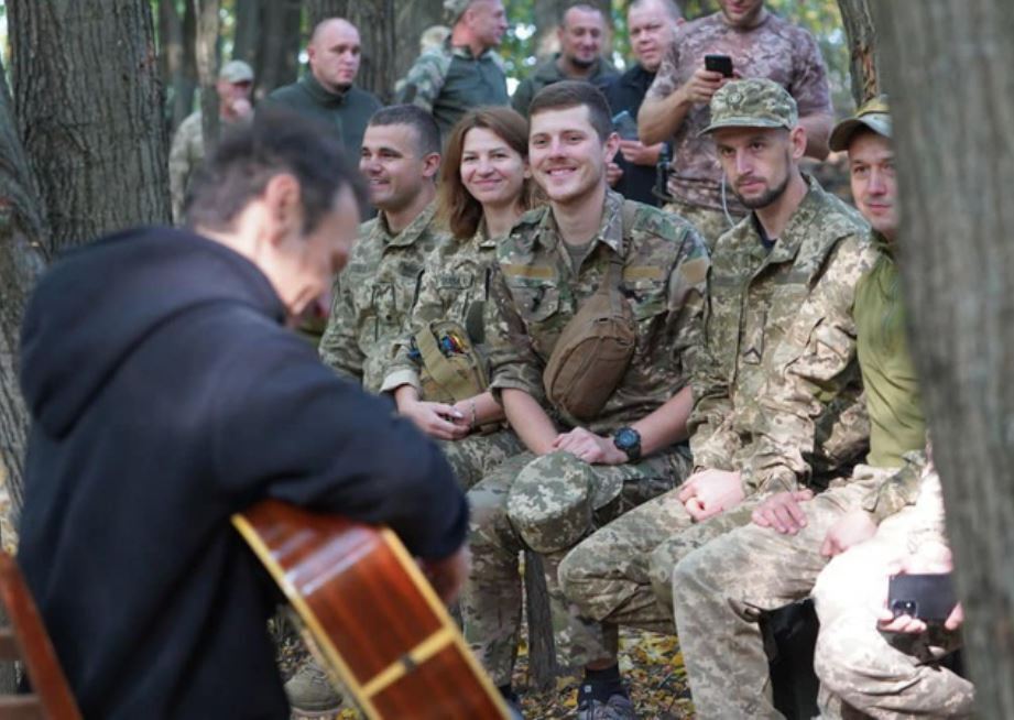 ''Got rich on the money of the Armed Forces? Are you serious?'' Vakarchuk's entourage reacted emotionally to his ''high'' military salary