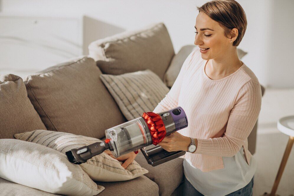 How to clean a mattress with a vacuum cleaner: life hacks for removing dirt and odors