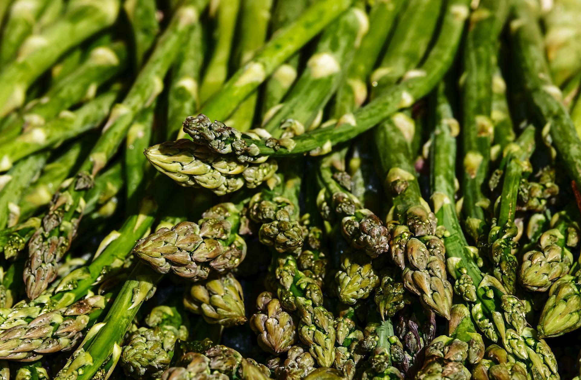 How to eat asparagus properly