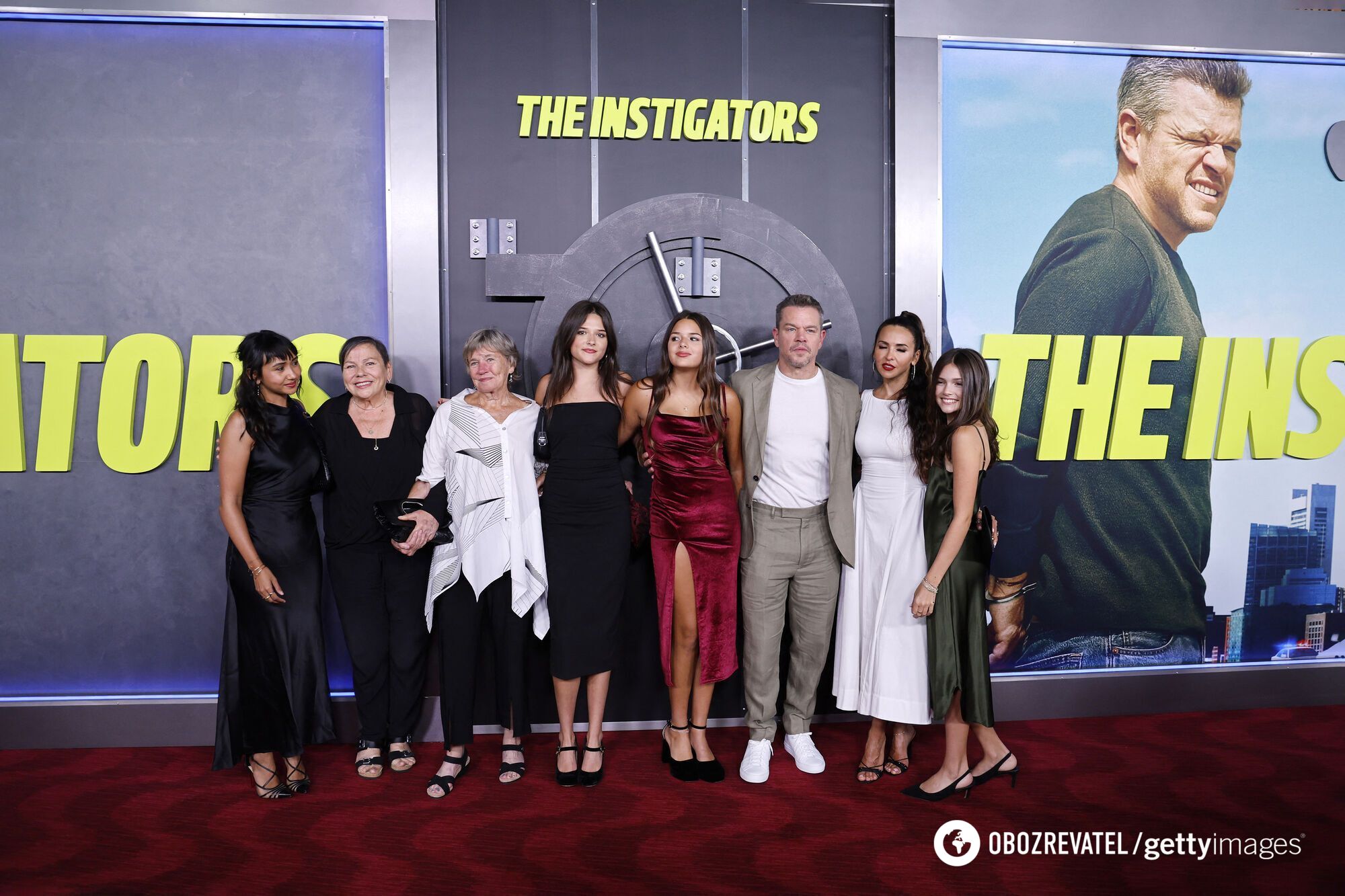 Matt Damon attends the premiere of his movie The Instigators with his mother, wife and 4 daughters. Photo.