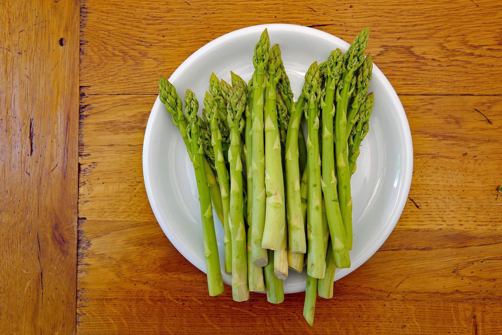 Which part of the asparagus should be removed