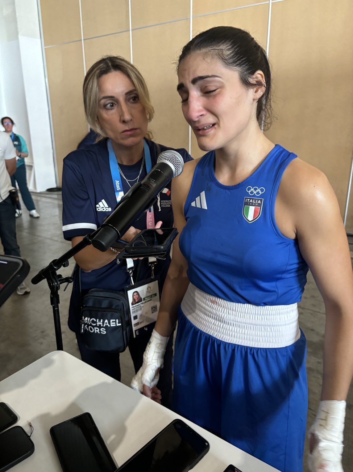 At the 2024 Olympics, the transgender boxer defeated the boxer with the first punch. Video