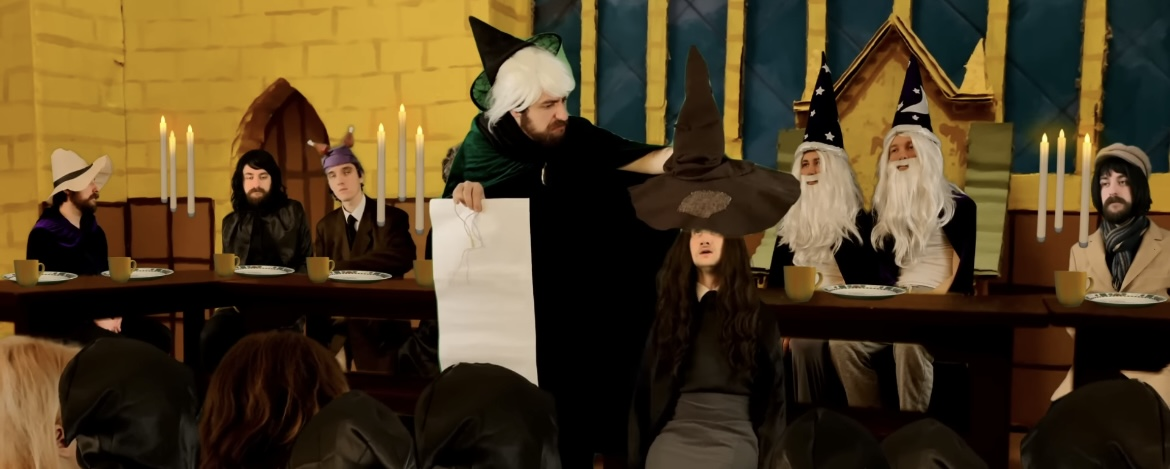 Studenci przerobili film o Harrym Potterze za grosze i stali się sławni: to zabawne aż do łez, ale sieć jest zachwycona. Wideo