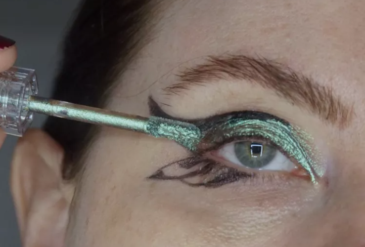 Butterfly eyeliner: how to create a look as if from a beauty salon