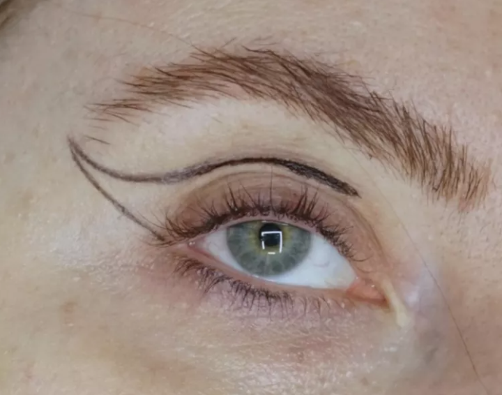 Butterfly eyeliner: jak stworzyć wygląd jak z salonu piękności