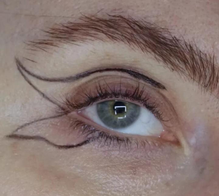 Butterfly eyeliner: jak stworzyć wygląd jak z salonu piękności