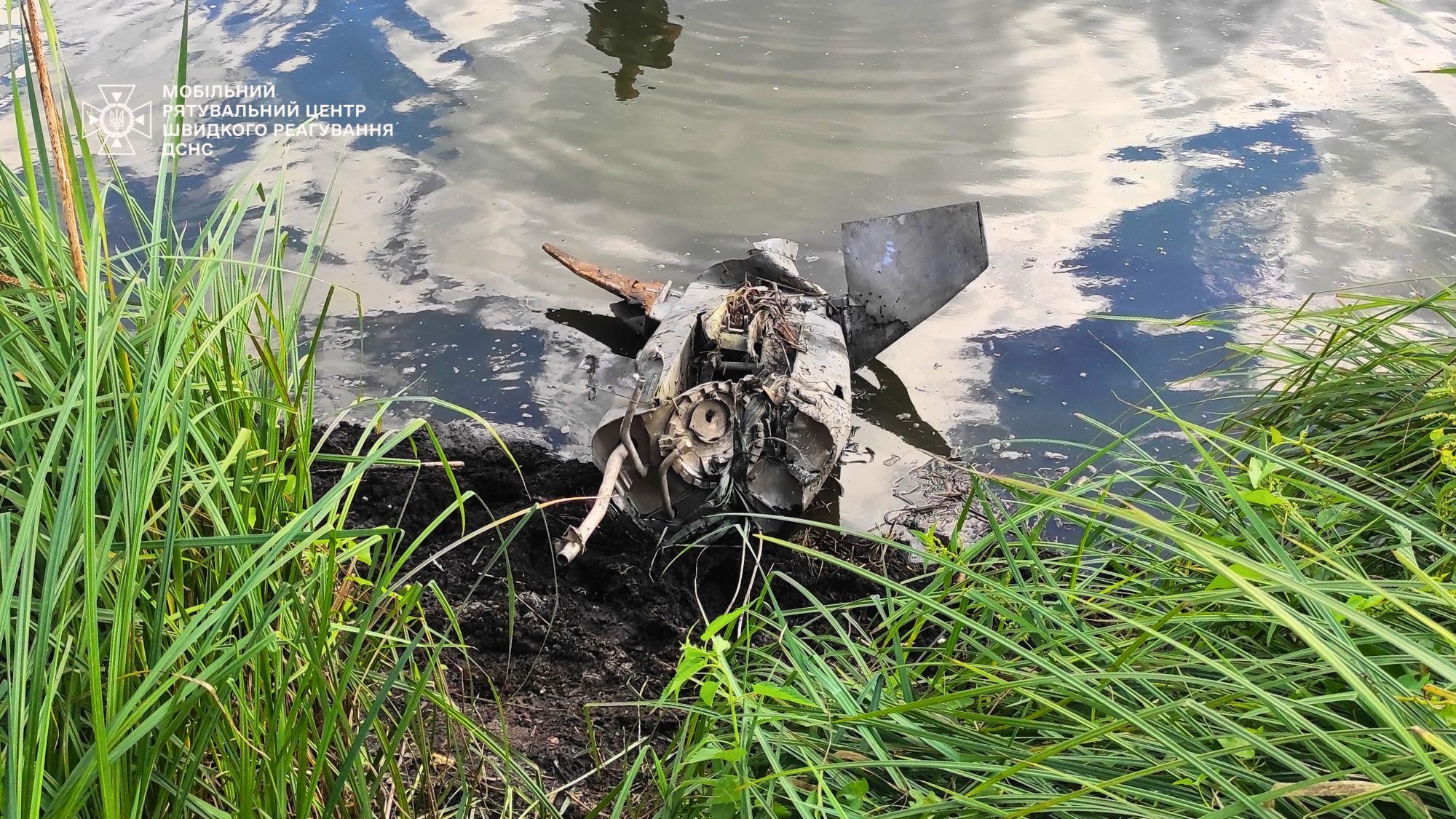 In Kyiv, sappers found the wreckage of a Russian cruise missile in a lake. Photos and details