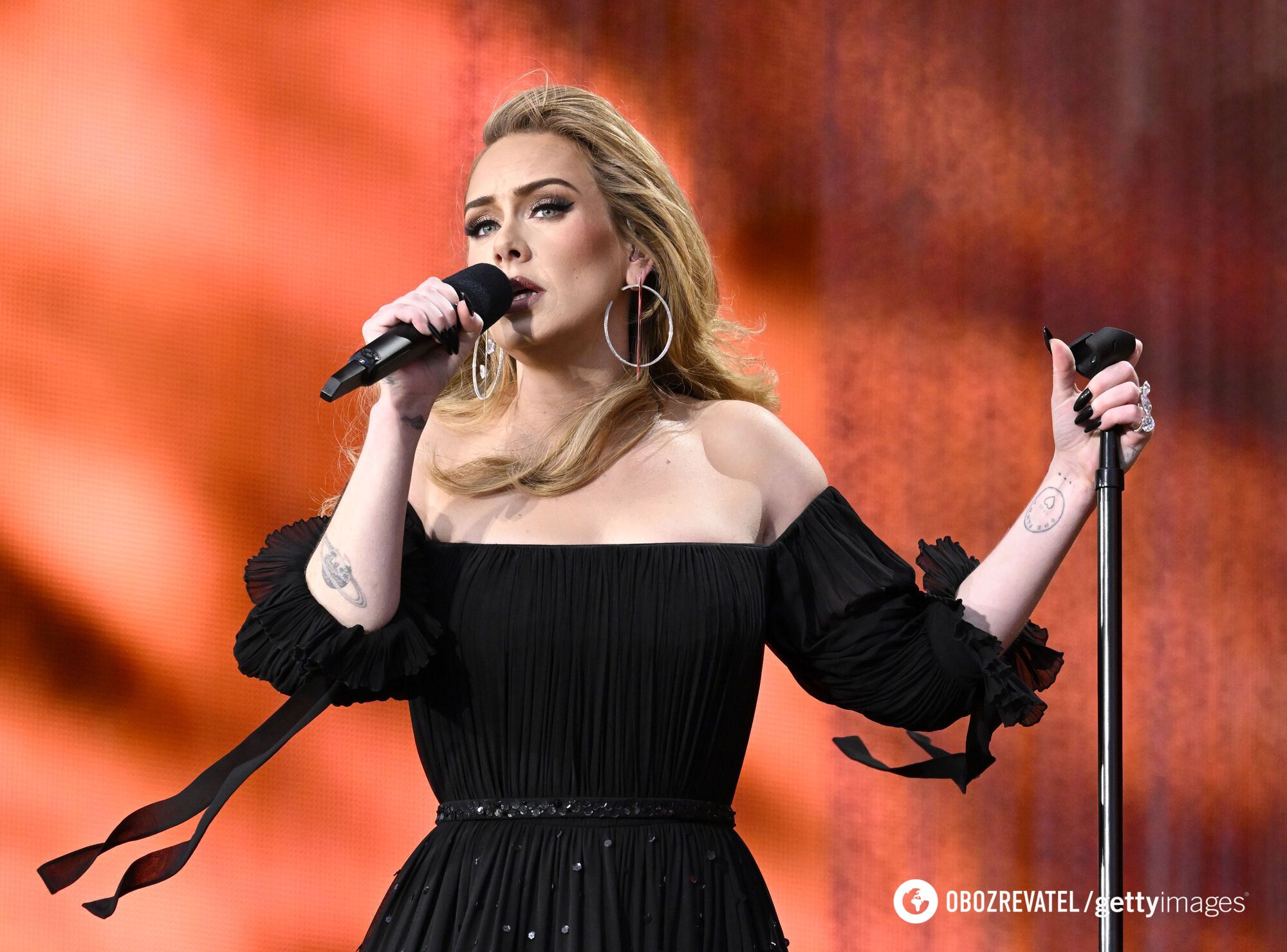 Adele gives a boost to fall mood by changing classic French for velvet nails. Photo