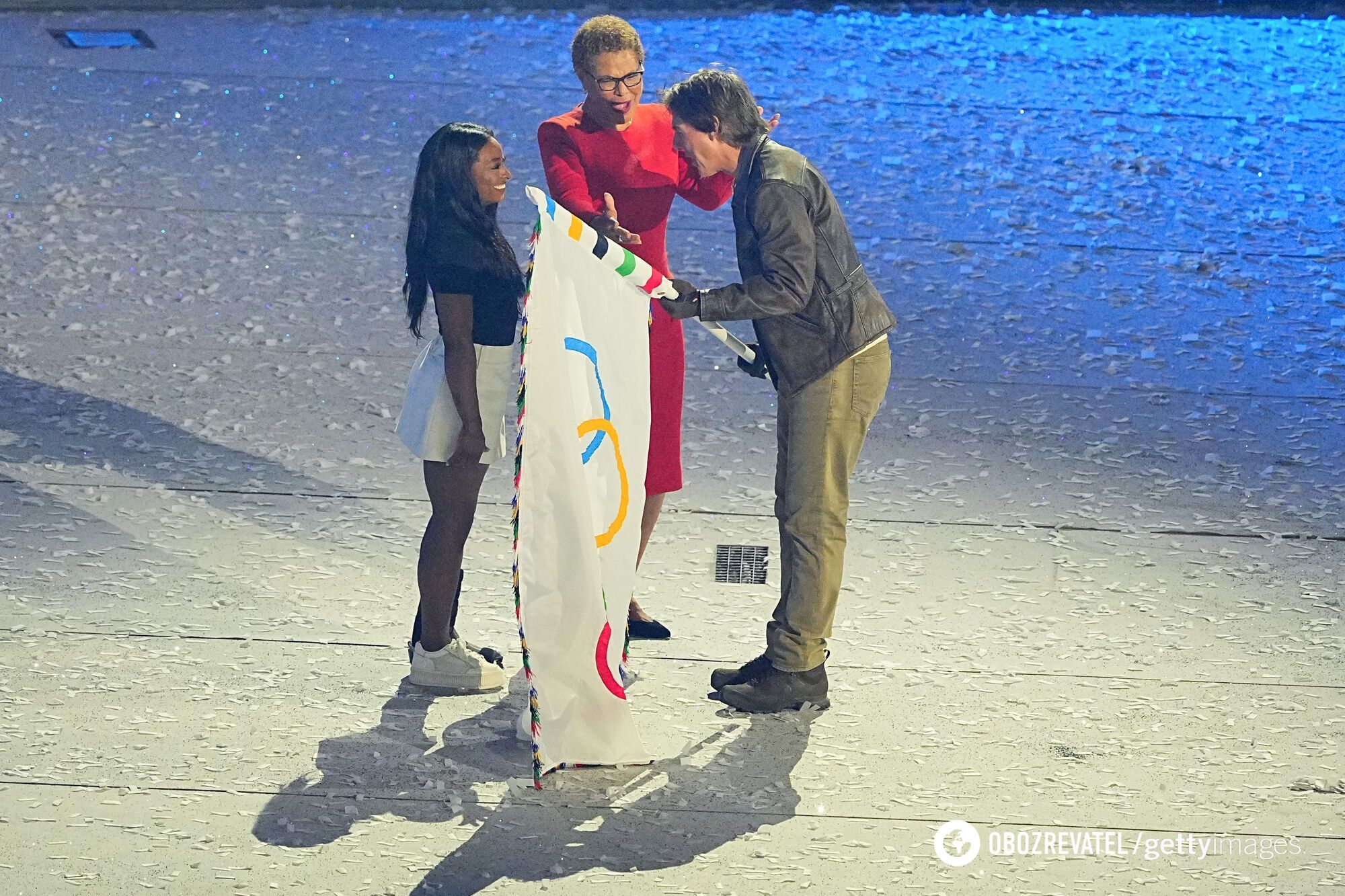 Tom Cruise jumped off the roof of the stadium at the closing ceremony of the Paris Olympics and took the flag to Los Angeles on his motorcycle. Photos and videos