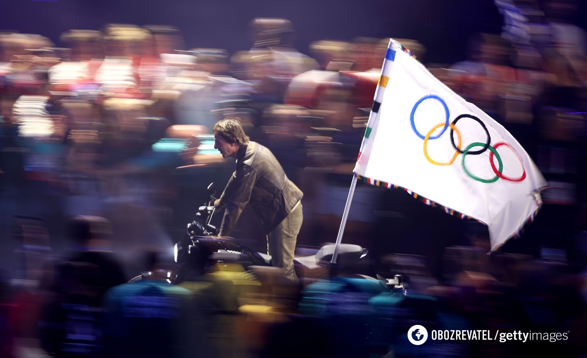 Tom Cruise jumped off the roof of the stadium at the closing ceremony of the Paris Olympics and took the flag to Los Angeles on his motorcycle. Photos and videos