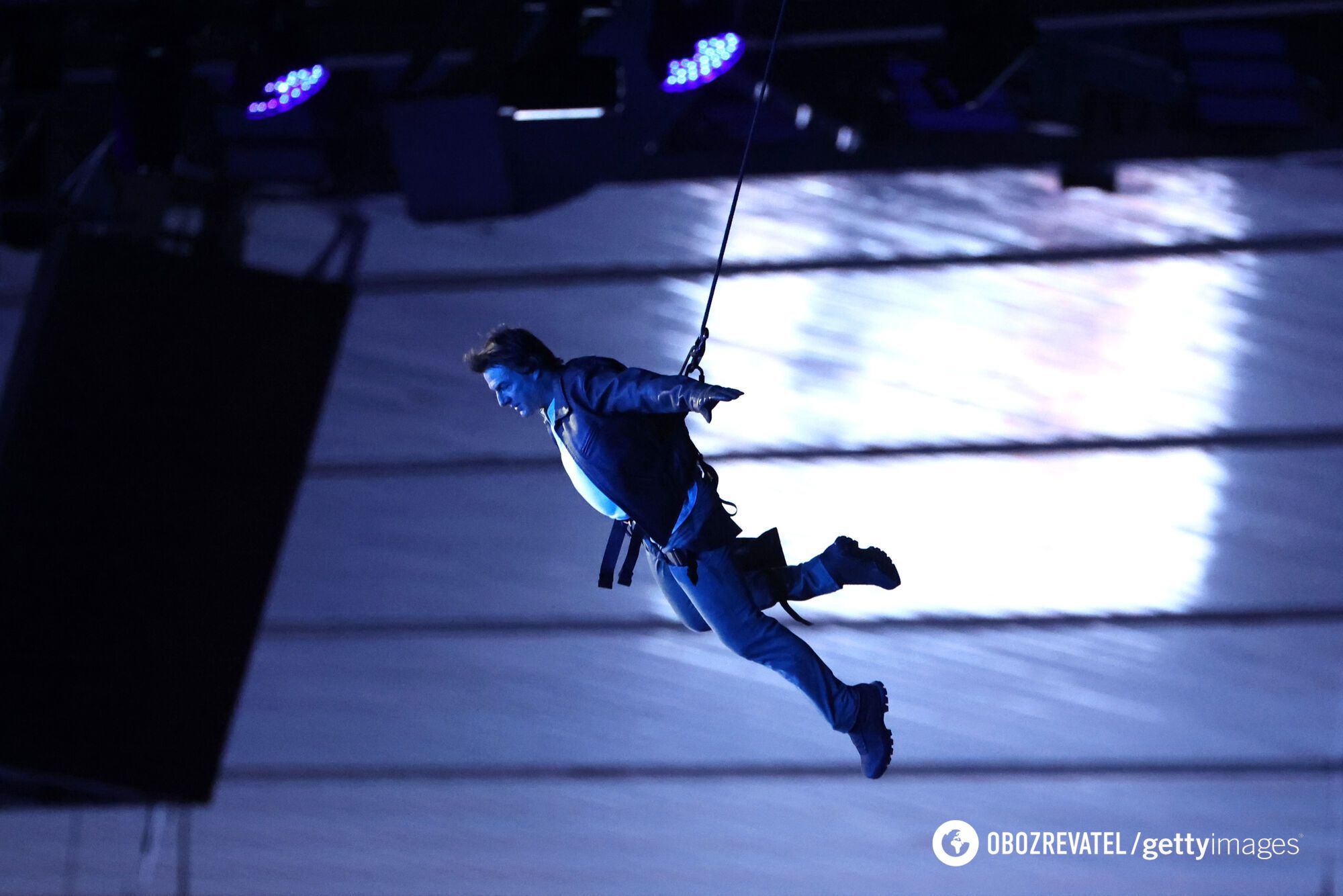 Tom Cruise jumped off the roof of the stadium at the closing ceremony of the Paris Olympics and took the flag to Los Angeles on his motorcycle. Photos and videos