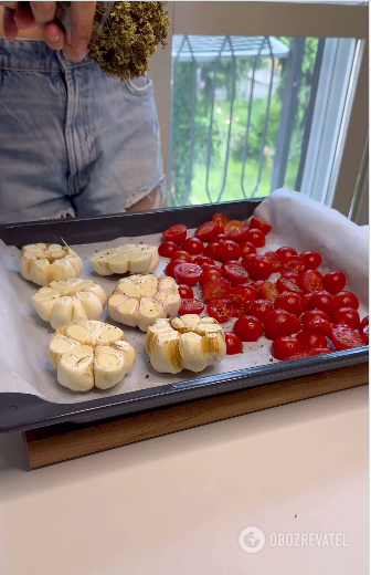 A simple and delicious appetizer of baked garlic and cherry tomatoes: how to cook