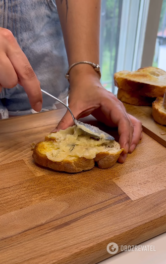 A simple and delicious appetizer of baked garlic and cherry tomatoes: how to cook