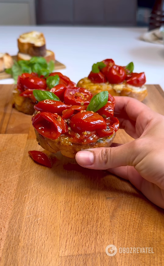 A simple and delicious appetizer of baked garlic and cherry tomatoes: how to cook