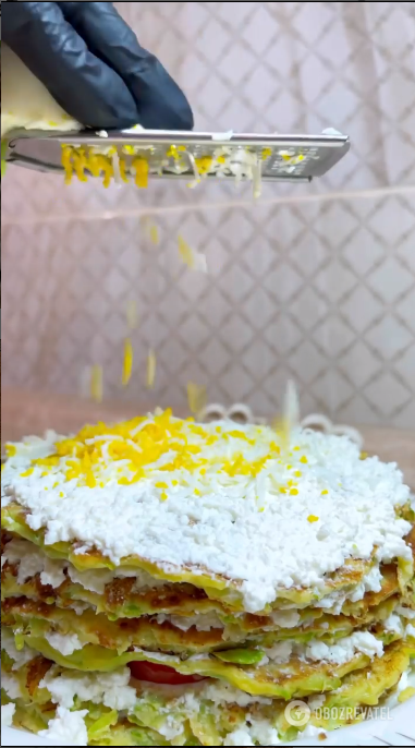 Sprinkling the cake with grated egg.