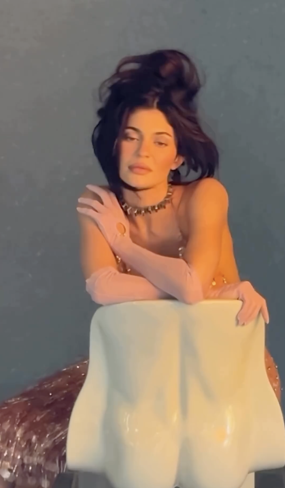 Kylie Jenner pozowała do okładki Vogue w rękawiczkach ukraińskiej marki za 3900 UAH