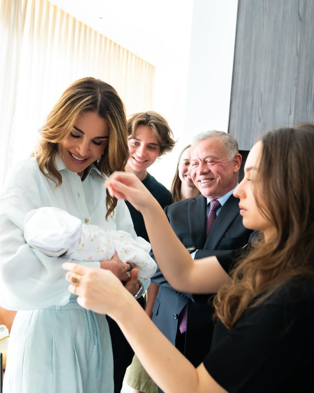 The Queen of Jordan amazed the network with a new photo with her granddaughter