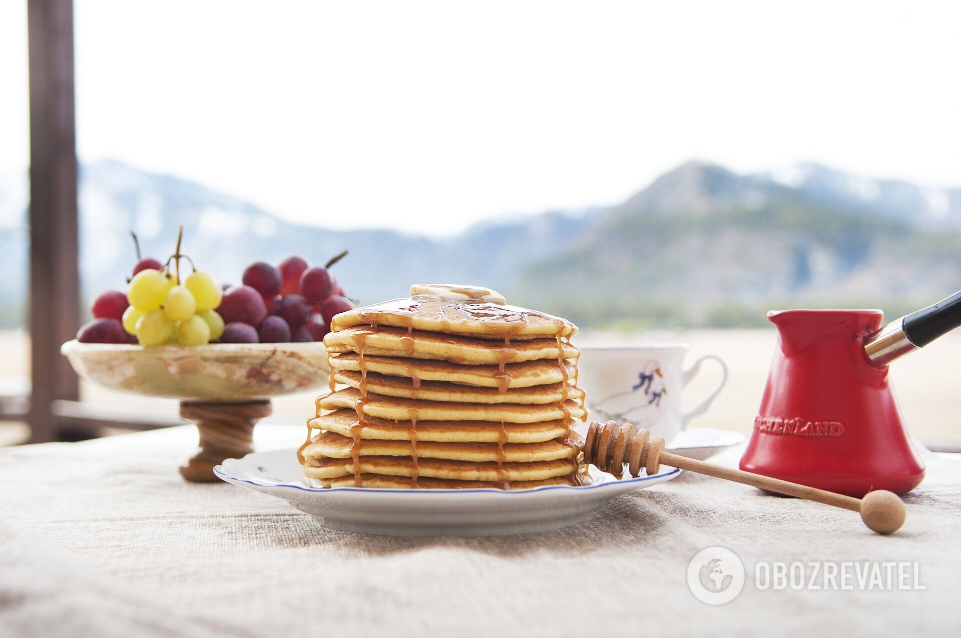 Apple pancakes with syrup