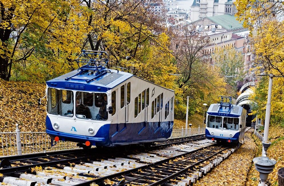 The Internet shows how a new car of the Kyiv funicular was transported in 1956. A unique photo