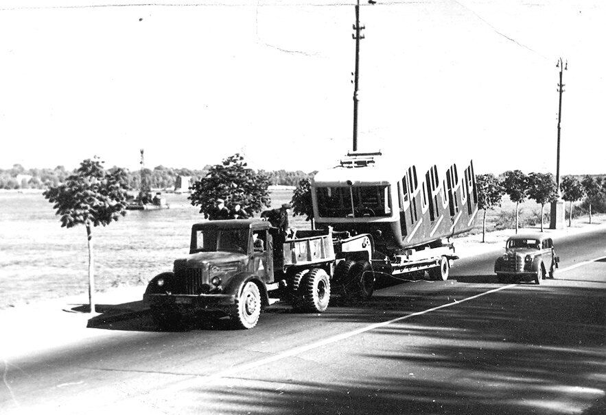 The Internet shows how a new car of the Kyiv funicular was transported in 1956. A unique photo