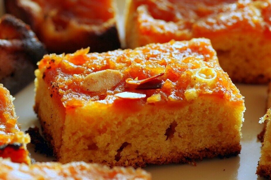 Moist semolina cake with pumpkin and kefir.