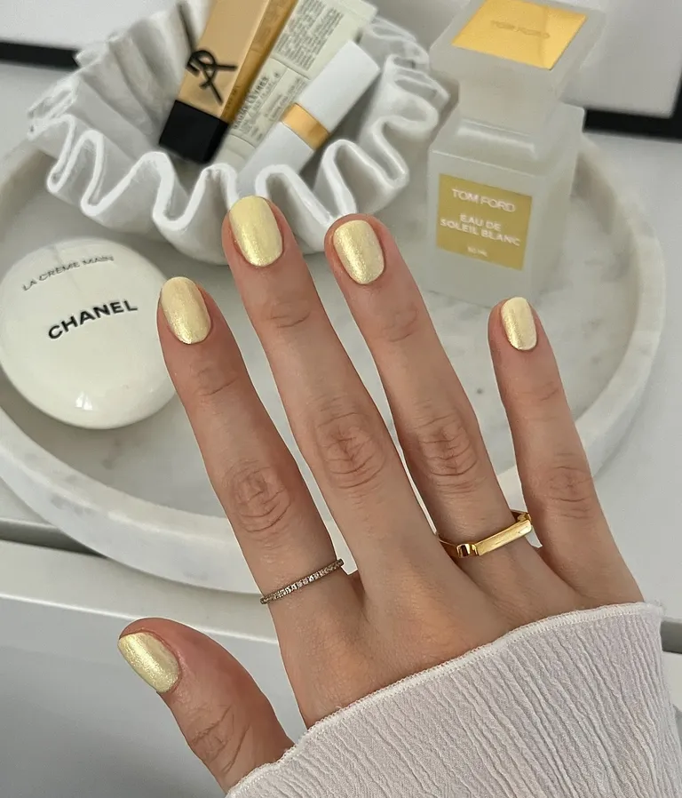 Gold manicure: what the most fashionable nails of the season will look like in the fall of 2024. Photo.