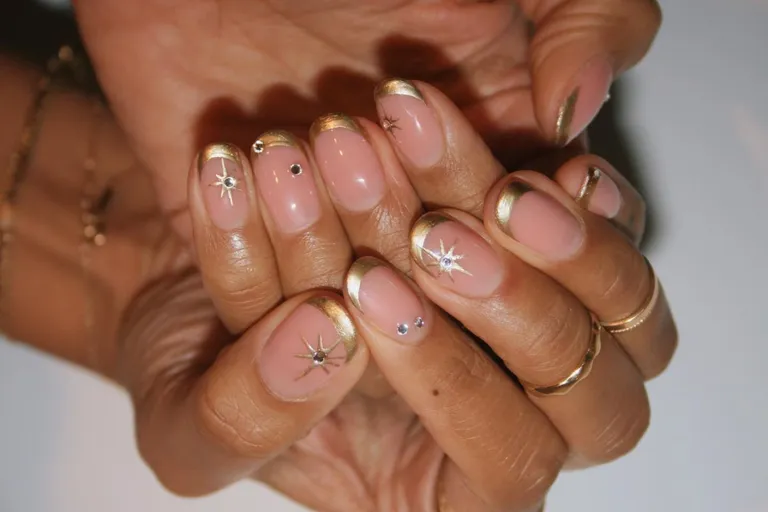 Gold manicure: what the most fashionable nails of the season will look like in the fall of 2024. Photo.