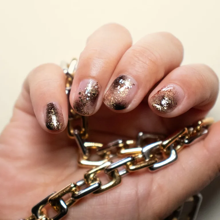 Gold manicure: what the most fashionable nails of the season will look like in the fall of 2024. Photo.