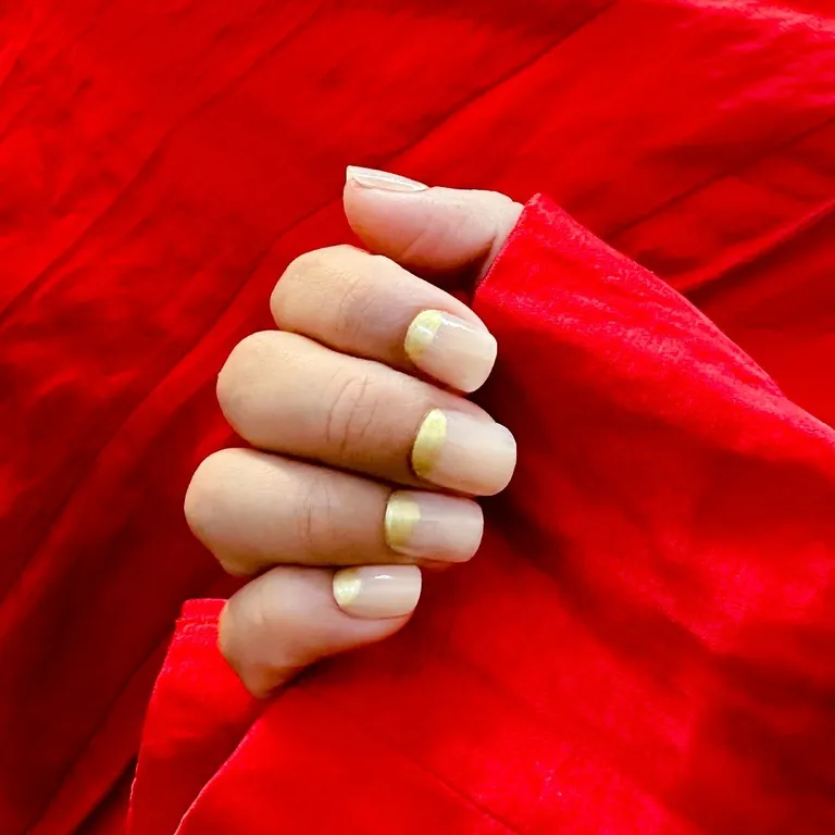 Gold manicure: what the most fashionable nails of the season will look like in the fall of 2024. Photo.