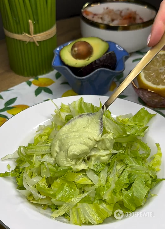 Caesar salad in a new way: what original sauce to use