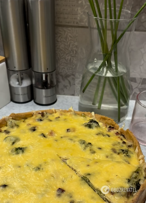 Enough for everyone! How to cook a hearty quiche with chicken and mushrooms for lunch