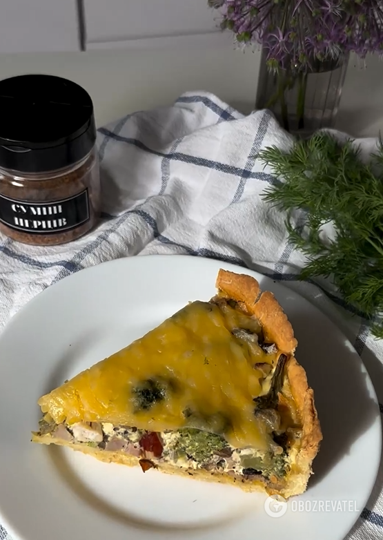 Enough for everyone! How to cook a hearty quiche with chicken and mushrooms for lunch