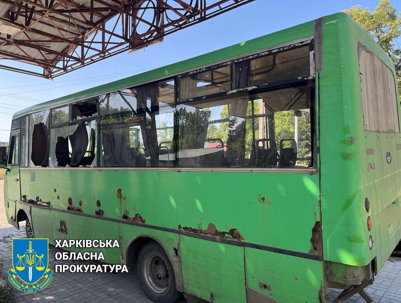 Okupanci uderzyli w autobus z ludźmi w obwodzie charkowskim, doszło do trafienia w pobliżu budynku mieszkalnego: liczba rannych wzrosła. Zdjęcia